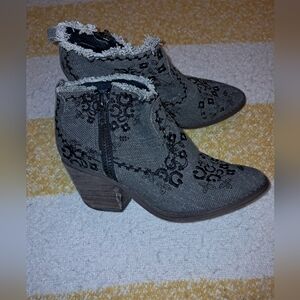 Flying Monkeys brand Women's size 8 booties